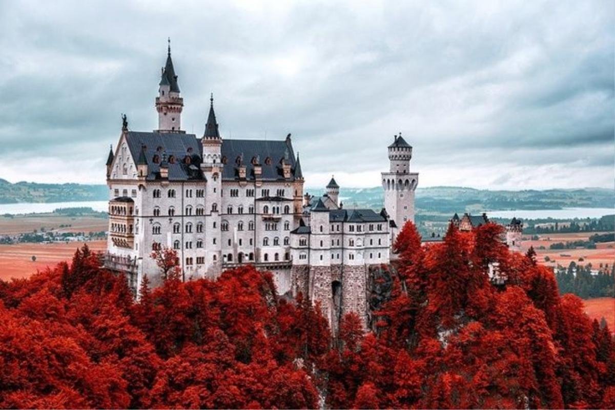 Neuschwanstein, Đức Giữa thế kỷ 19, vua Ludwig II ra lệnh cho xây dựng tòa lâu đài có tên Neuschawanstein. Kiệt tác này của nước Đức đã tạo cảm hứng để Disneyland thiết kế ra lâu đài cho nàng công chúa ngủ trong rừng (Sleeping Beauty) của mình.