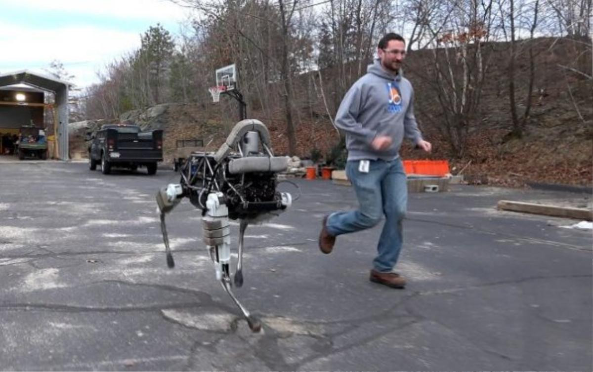 Robot Spot đang luyện tập cùng một thành viên trong nhóm nghiên cứu của công ty Boston Dynamics - Ảnh: youtube