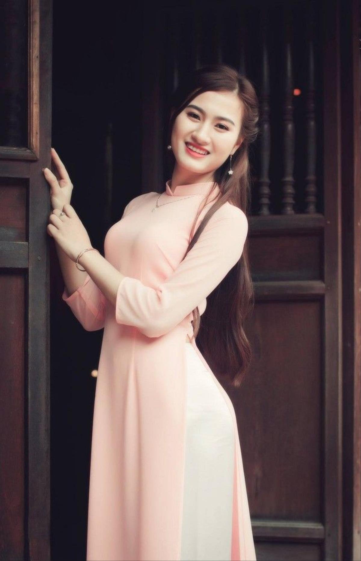 thieu-nu-ha-thanh-duyen-dang-ta-ao-dai-chao-mung-2011-1