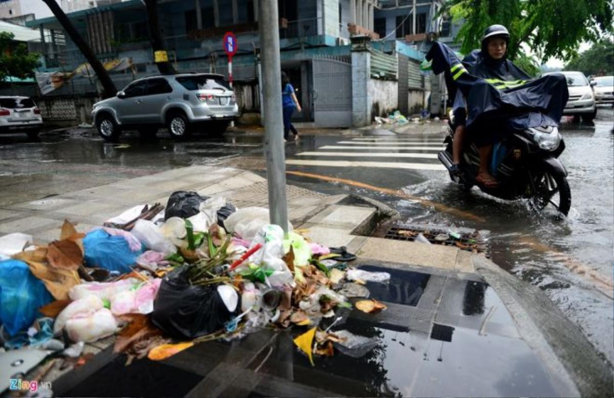 Đống rác công nhân vớt lên tại một hố ga trên đường Trường Sơn. Người dân nơi đây cho biết khu vực này cứ mưa xuống nước lại nhanh chóng lênh láng, kẹt xe. 