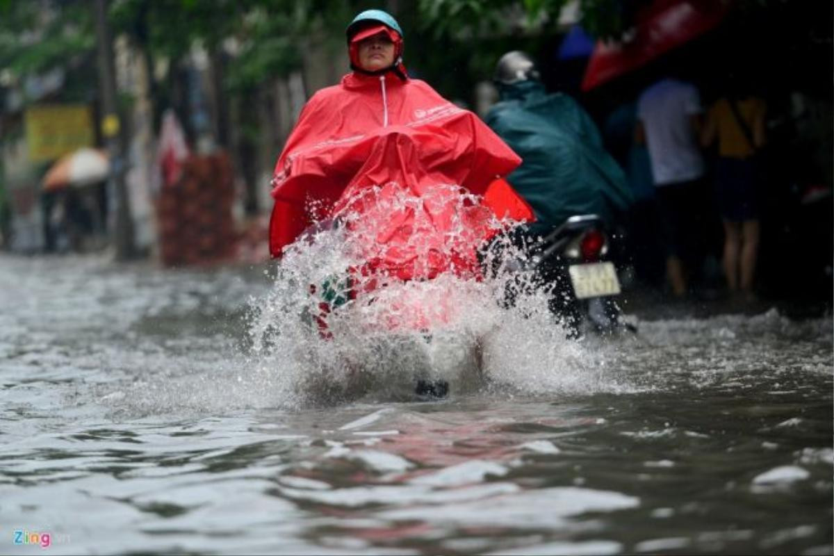 Các tuyến đường như Tiền Giang, Hậu Giang, Sông Đáy, Tản Đà... (quận Tân Bình, TP.HCM) nước ngập đến nửa bánh xe máy.