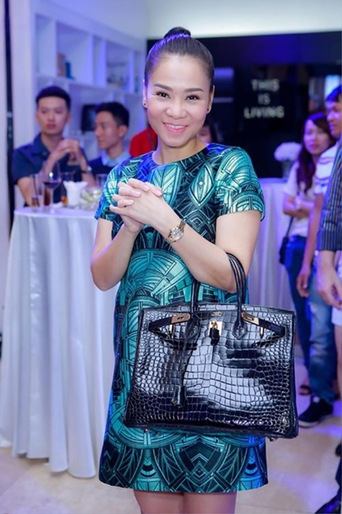 Đến năm 2014, nữ ca sĩ lại tiếp tục nhận được chiếc túi Hermes Birkin phiên bản đặc biệt có giá hơn 1,6 tỷ đồng từ chồng Tây.