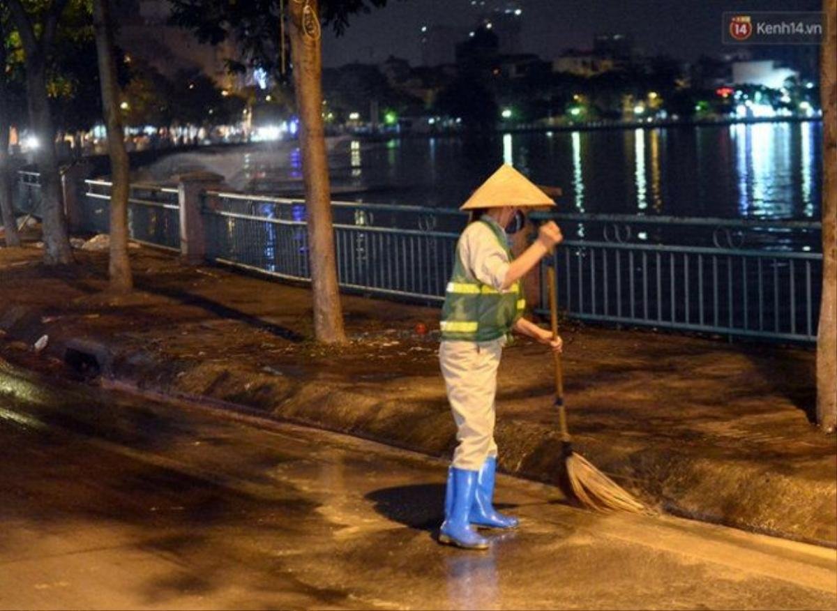 Công tác dọn dẹp sạch sẽ khu vực tập kết được các đơn vị của công ty môi trường đô thị nhanh chóng triển khai.