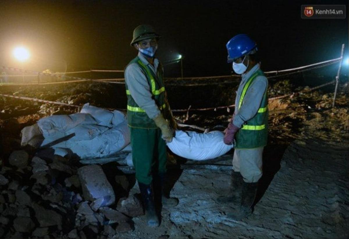 Một tổ công nhân môi trường đô thị chuẩn bị sẵn vôi bột để rải lên các bao tải cá.