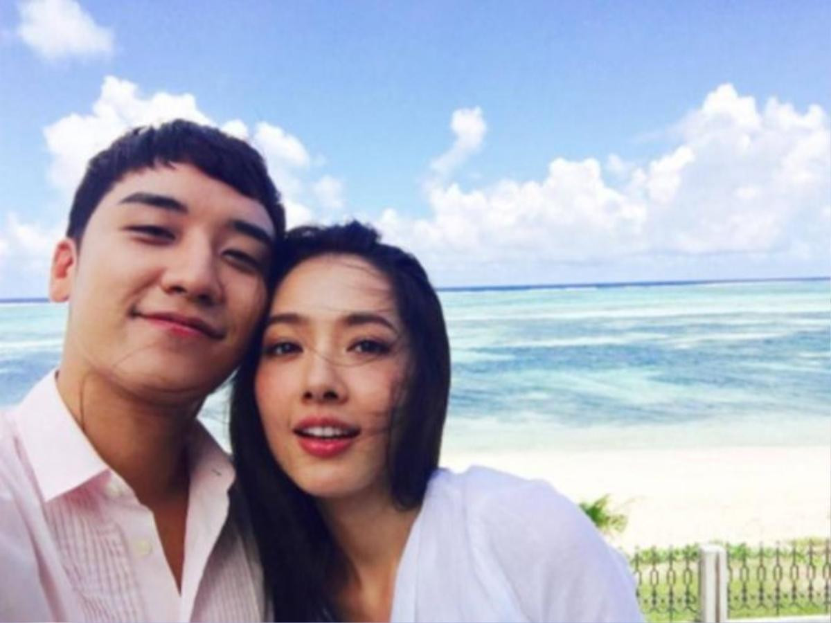 Seungri chụp ảnh cùng bạn diễn Quách Bích Đình tại phim trường Pháp.