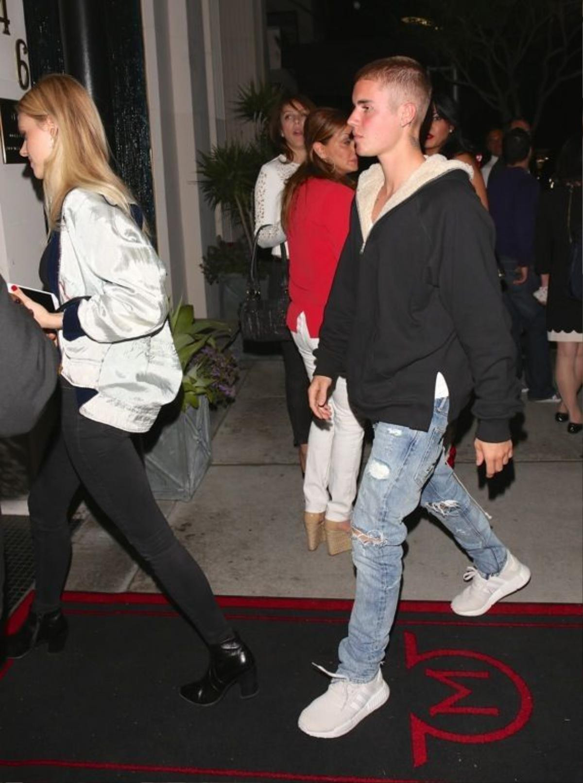 *EXCLUSIVE* Beverly Hills, CA - Justin Bieber and a mystery girl arrive for a dinner date at Mastro's Steakhouse in Beverly Hills. The Canadian pop star appeared to have a sunburn from his summer vacation. Justin's dinner companion shielded her face from the camera with her black Chanel bag. AKM-GSI May 25, 2016 To License These Photos, Please Contact : Steve Ginsburg (310) 505-8447 (323) 423-9397 steve@akmgsi.com sales@akmgsi.com or Maria Buda (917) 242-1505 mbuda@akmgsi.com ginsburgspalyinc@gmail.com