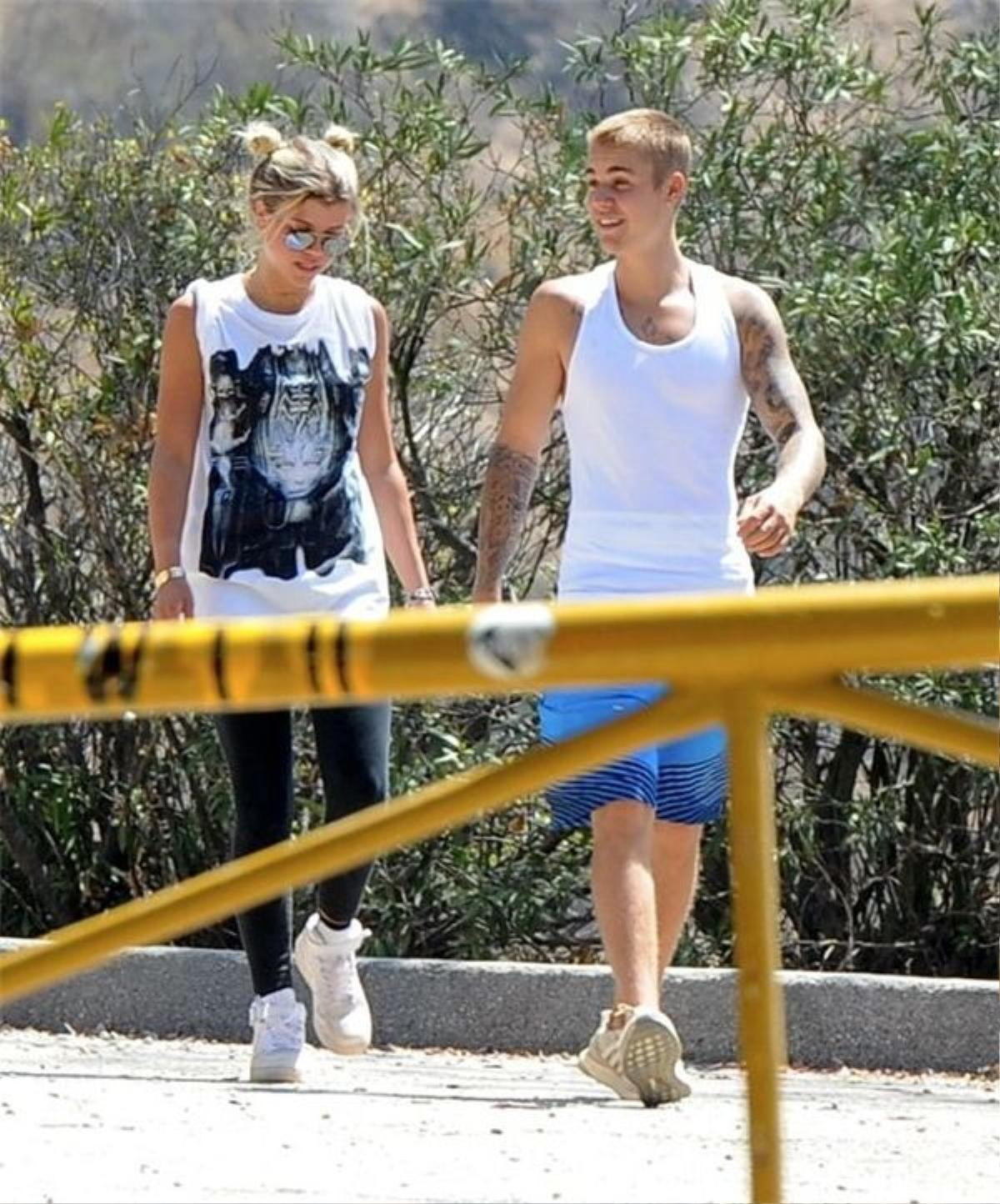 20160920-112001-justin-bieber-and-sofia-richie-go-for-a-hike-together-at-hollywood-lake_600x722