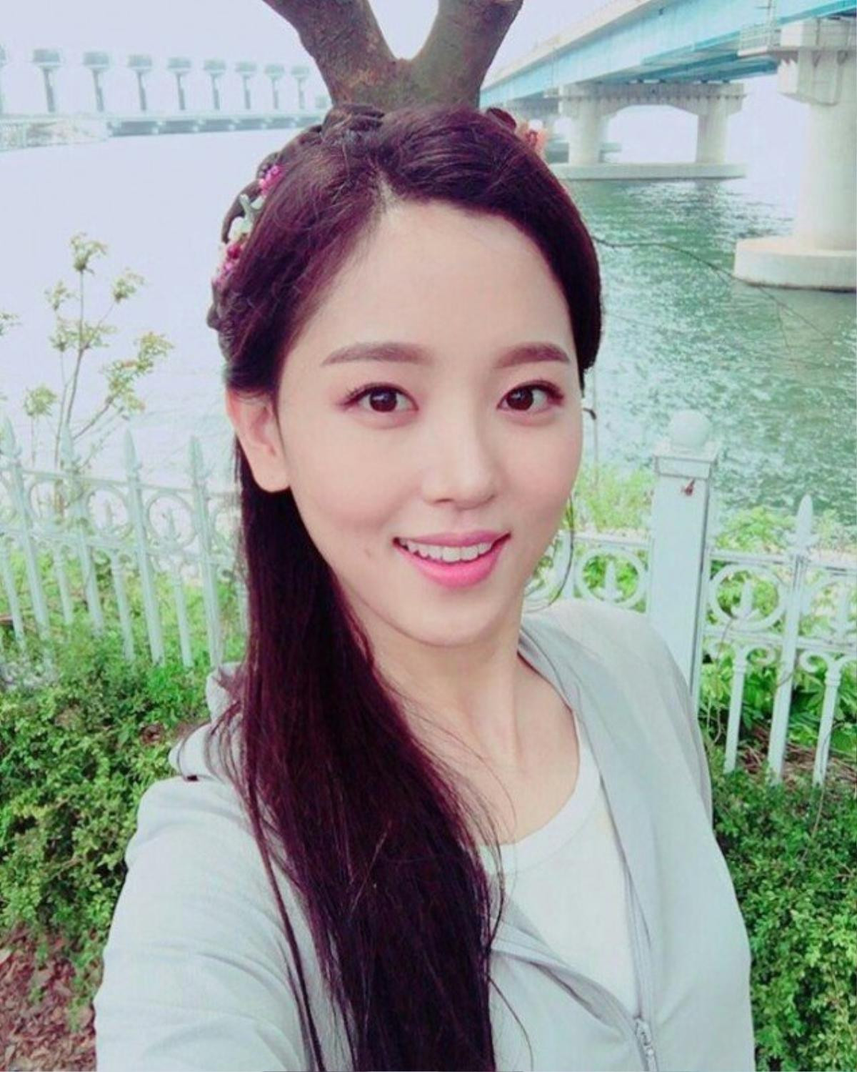 Ở nhiều góc độ, Kang Han Na không khác gì một bản sao của Sulli.