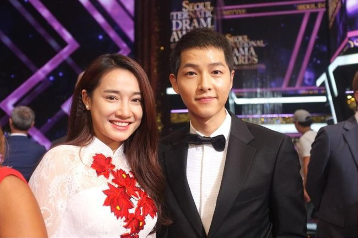 Đặc biệt, Nhã Phương có dịp gặp gỡ với nam diễn viên điển trai Song Joong Ki. Các fan bấn loạn hết lời khen ngợi cả hai khá xứng đôi khi đứng cạnh nhau.