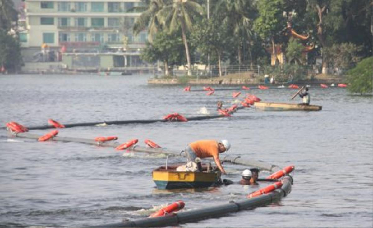 Thành phố Hà Nội đã cho lắp đặt hệ thống sục khí công suất lớn vào chiều 7/10 để bơm oxy cho sinh vật sống ở hồ Tây. Ảnh: Võ Hải.