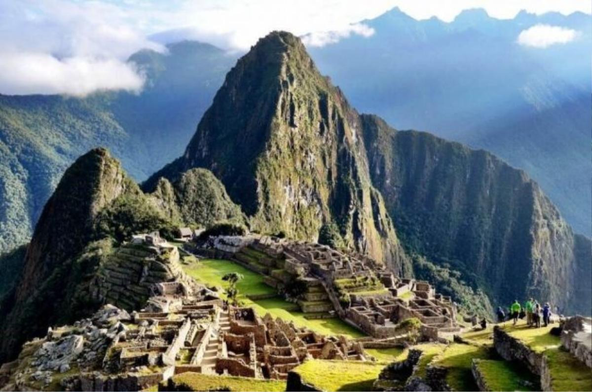 Machu Picchu, Peru: Được biết đến với tên gọi "Thành phố mất tích của người Inca", Machu Picchu được nhà sử học Hiram Bingham phát hiện ngày 24/7/1911, và trở thành một trong những điểm thu hút du lịch nhất vùng Nam Mỹ với 1,2 triệu lượt du khách mỗi năm. Nơi đây có hơn 150 công trình kiến trúc với những bức tường đá không dùng vữa, chỉ có những phiến đá đặt khít vào nhau. 