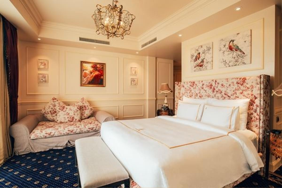 Nội thất trong căn penthouse được trang trí theo phong cách tây phương với hai gam màu vàng, trắng làm chủ đạo. 