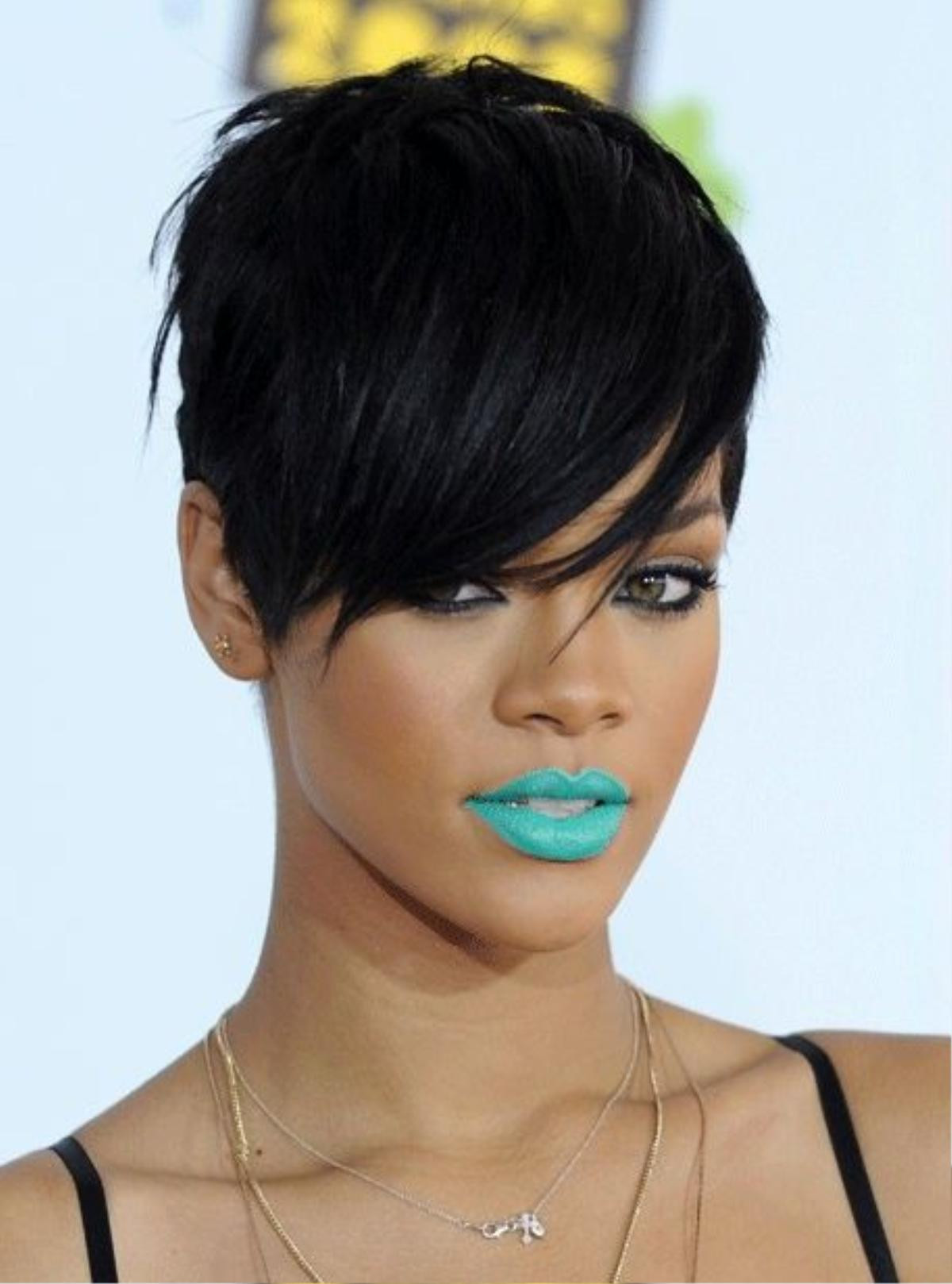 Rihanna quyến rũ với màu son xanh ngọc tông pastel