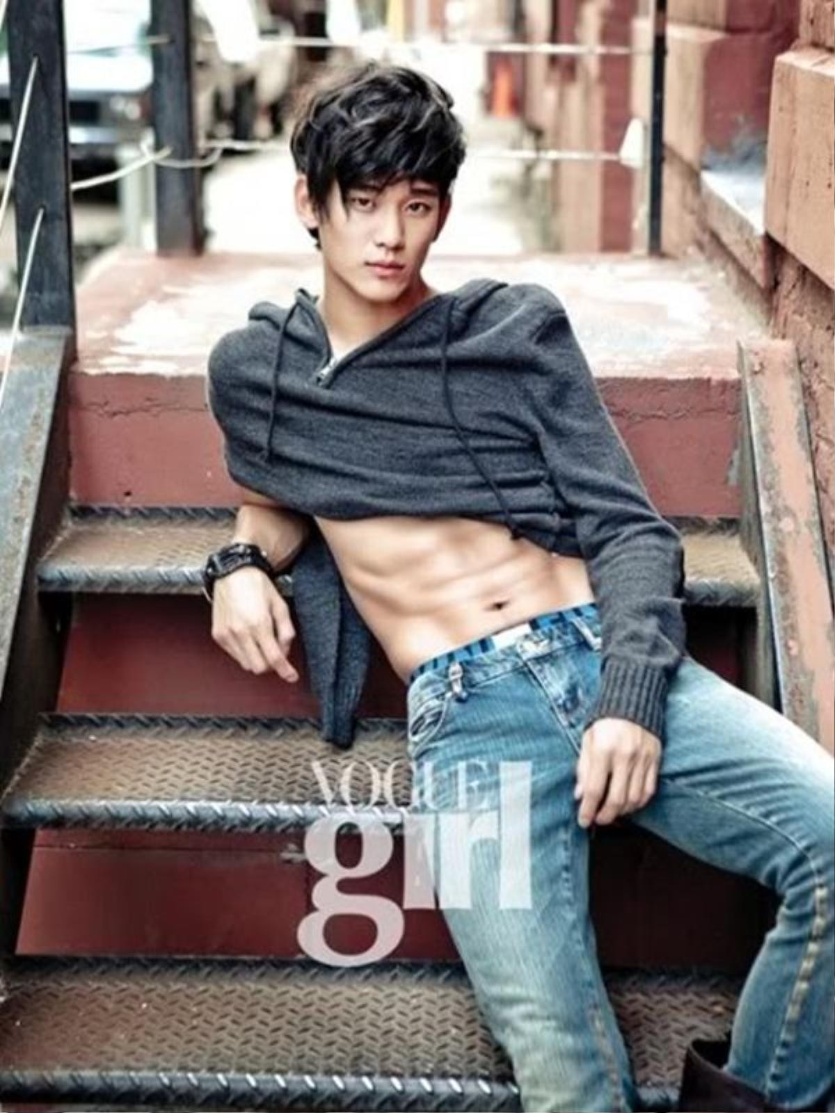 Không chỉ gây ấn tượng với khả năng diễn xuất, Kim Soo Hyun còn khiến fan ngất ngây với thân hình cường tráng của mình.