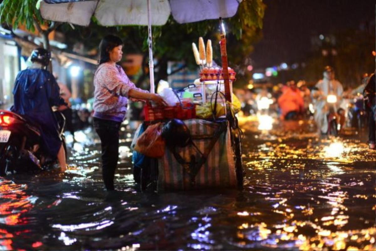 Vì miếng cơm manh áo, nhiều người vẫn phải bán hàng khi mưa lũ.