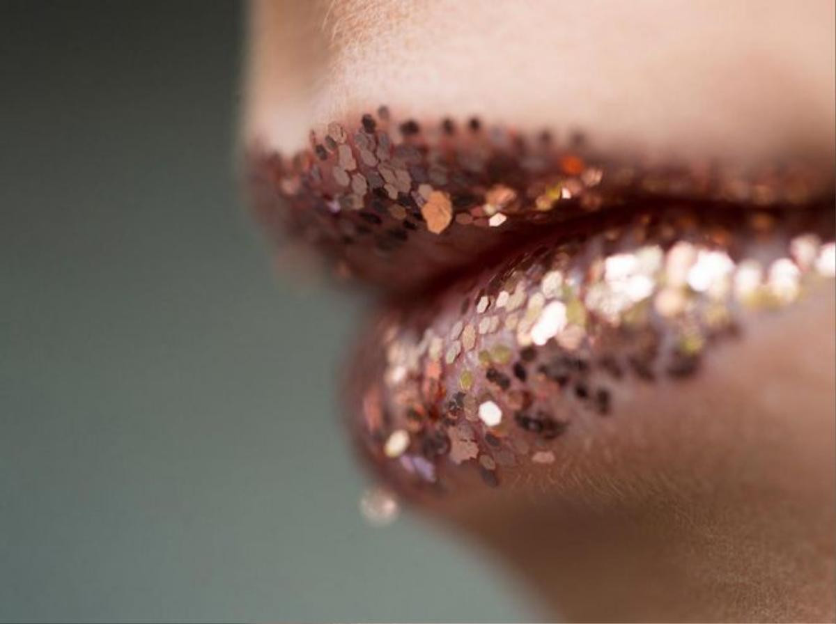 fendi-spring-2017-glitter-lip