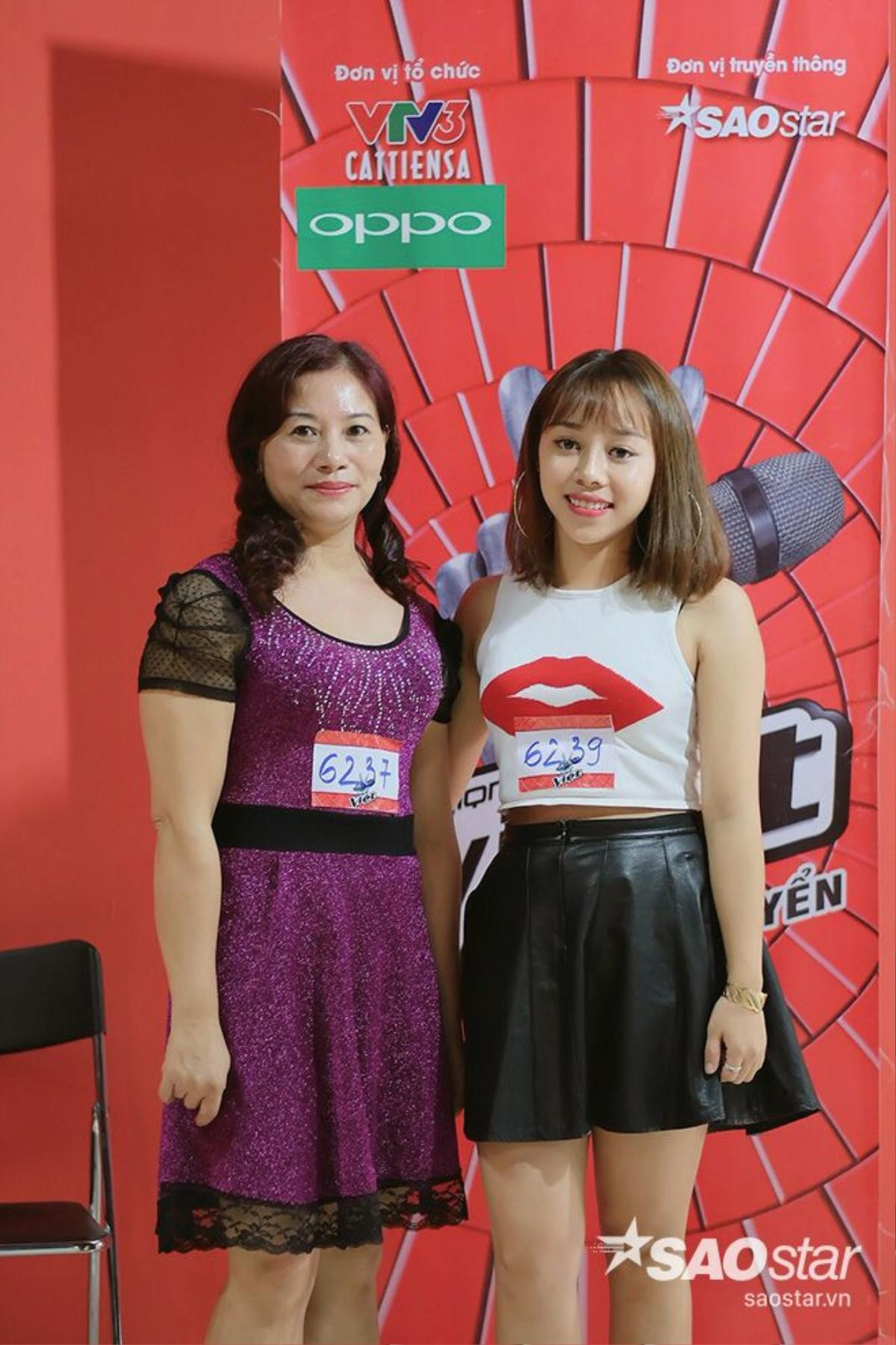 Hai mẹ con bạn Bùi Thùy Trang đến từ Thanh Hóa cùng rủ nhau đi casting The Voice 2017.