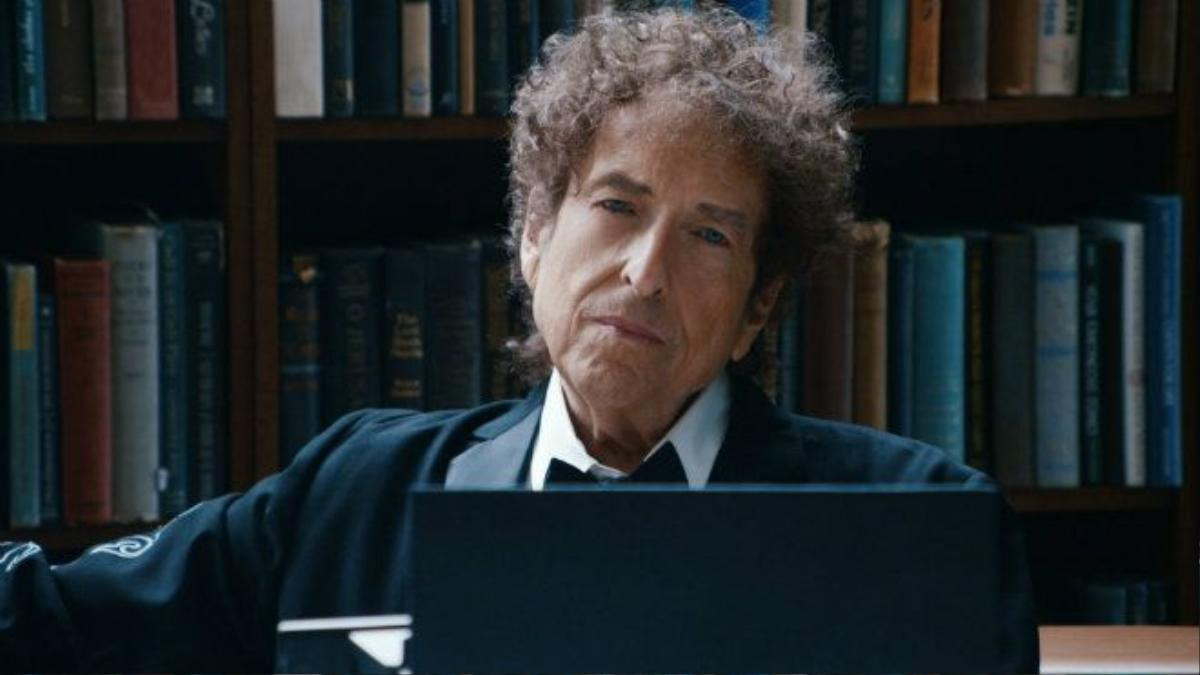 Bob Dylan, ca sĩ, nhạc sĩ, diễn viên, họa sĩ, nhà văn và nhà biên kịch người Mỹ. Một trong những nghệ sĩ có ảnh hưởng lớn nhất tới nền âm nhạc và văn hóa thế giới trong suốt năm thập niên trở lại đây đã trở thành chủ nhân của giải thưởng Nobel Văn học 2016.