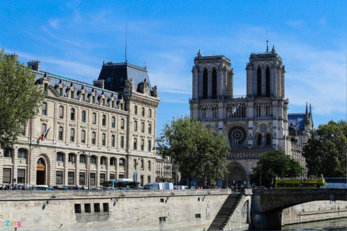 Nhà thờ Đức Bà Paris: Tính từ khi đặt viên đá đầu tiên đến lúc hoàn thành, quá trình xây dựng nhà thờ Đức Bà Paris kéo dài mất 187 năm với rất nhiều kiến trúc sư tham gia thiết kế. Nhà thờ nổi tiếng thế giới này nằm bên bờ sông Seine, mang lối kiến trúc Phục Hưng.