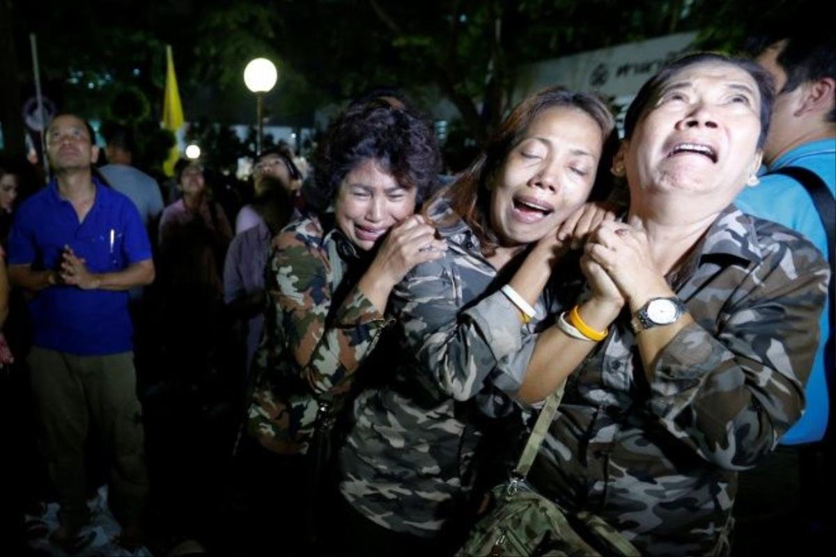 Nhà vua Bhumibol tái nhập viện hồi tháng 5/2015 và lần cuối xuất hiện trước công chúng hồi tháng một, khi ông thăm cung điện ở Bangkok vài giờ.