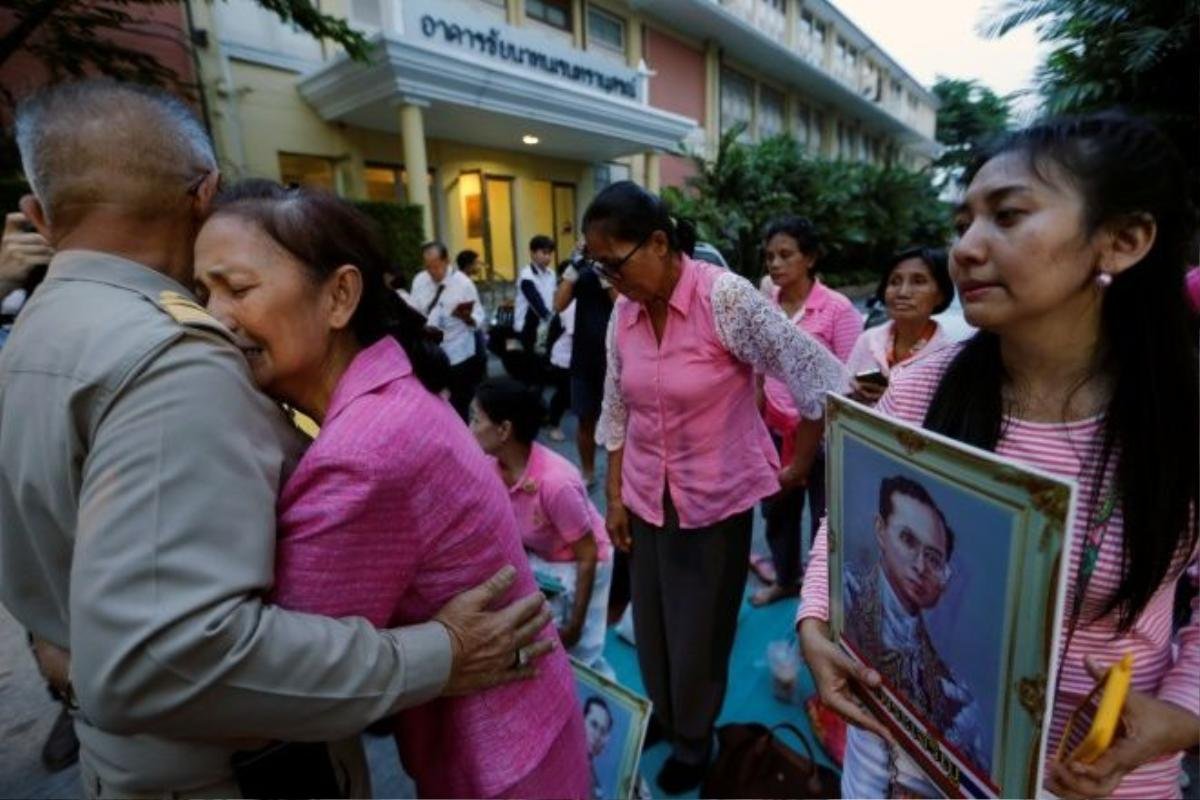 Hơn 1.000 người đã tập trung ở bệnh viện Siriraj, Bangkok, nơi Quốc vương Bhumibol Adulyadej điều trị suốt thời gian qua, để cầu nguyện khi sức khỏe của ông xấu đi. 