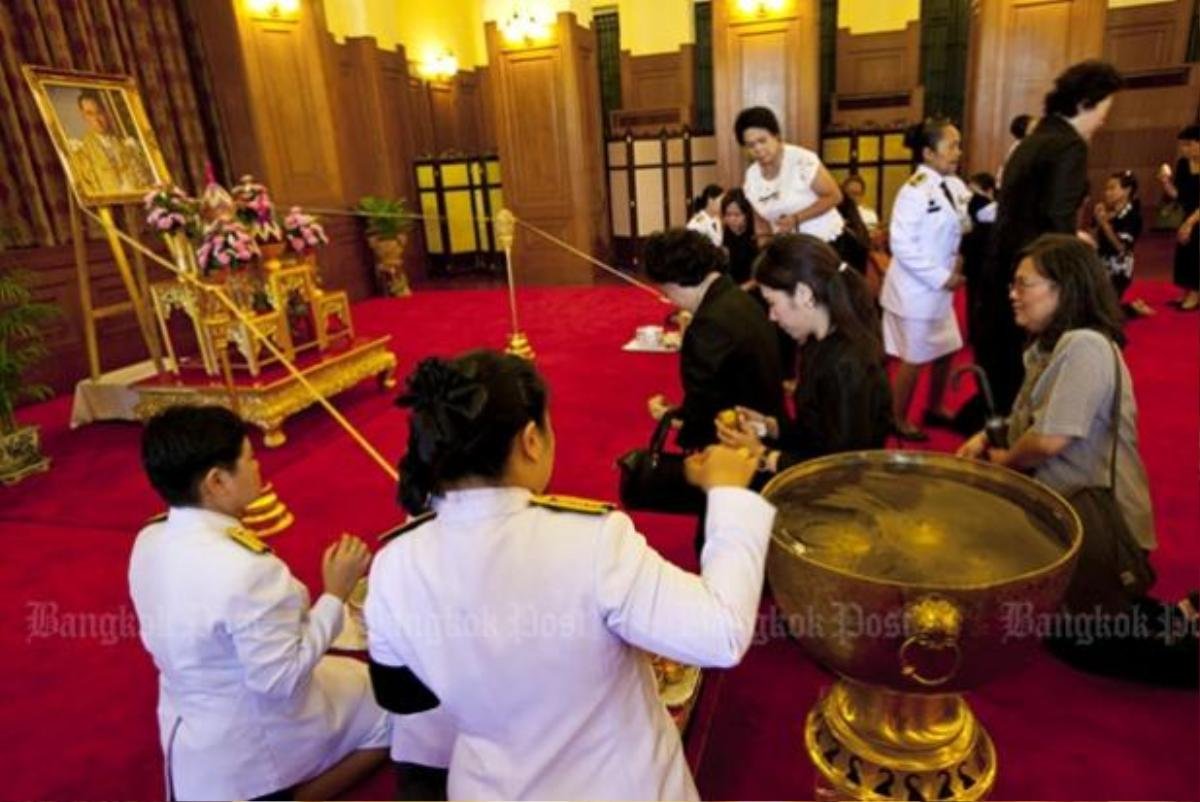 king-bhumibol-royal-bathing