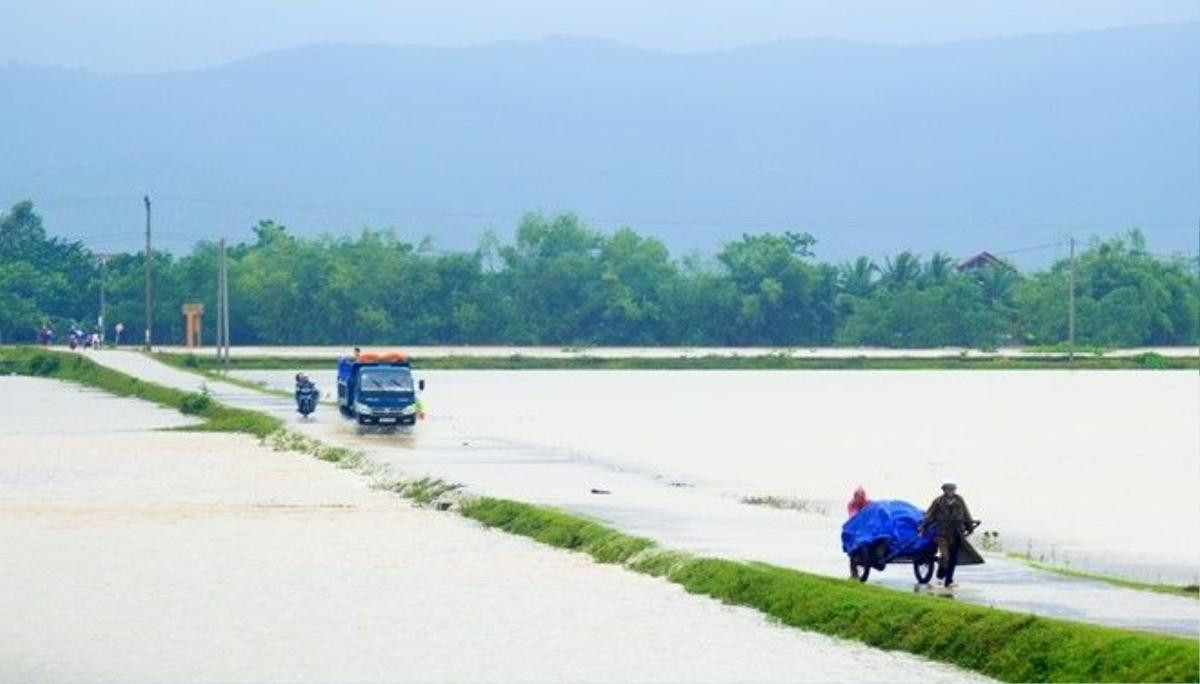 Người dân ở vùng thấp của xã văn Hóa (huyện Tuyên Hóa) chuyển đồ đến vùng cao hơn. Ảnh: Văn Được.