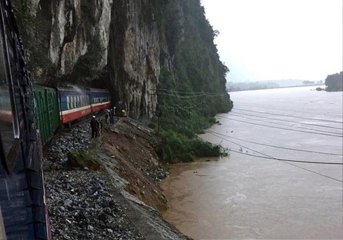 Nhiều vị trí đường sắt đi ven sông Gianh (Quảng Bình) bị xói lở ảnh hưởng đến an toàn chạy tàu. Ảnh: Đường sắt Việt Nam.