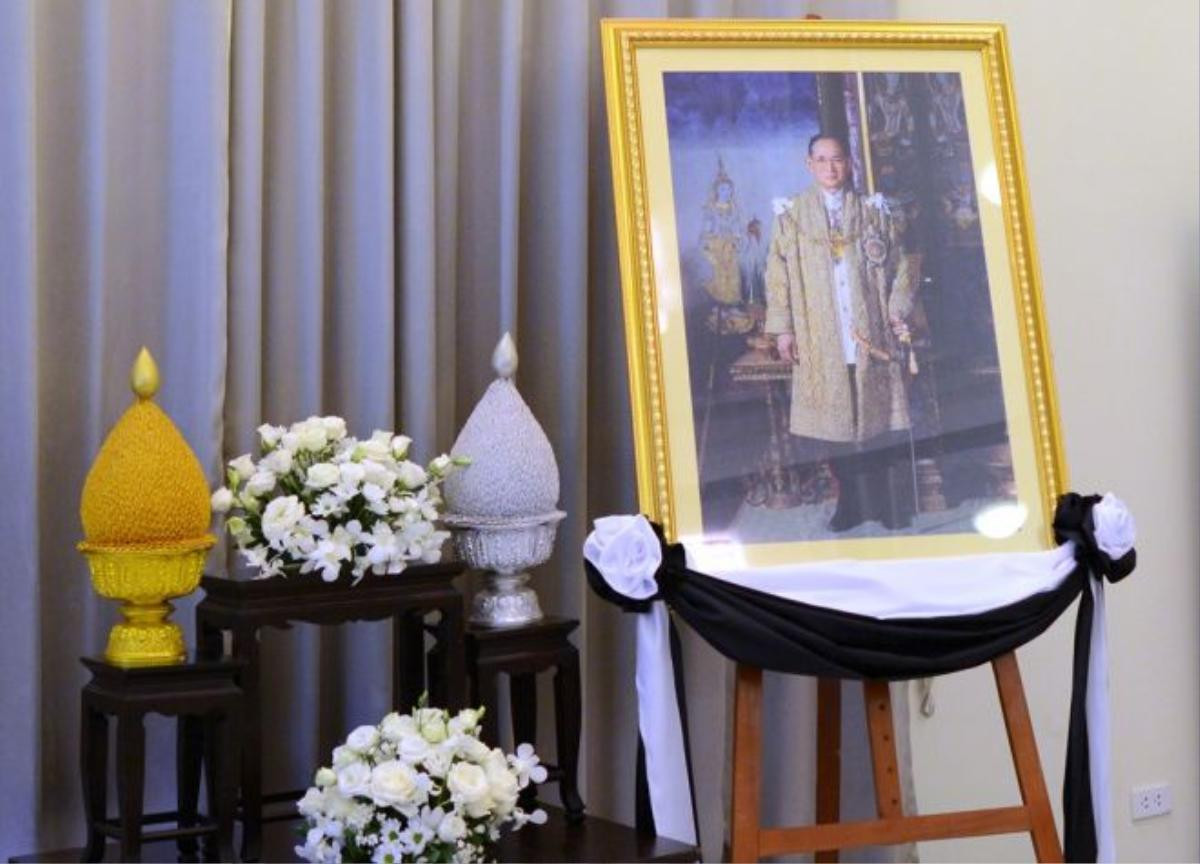 Bên trong sảnh lớn, di ảnh của Quốc vương Bhumibol được đặt trang nghiêm. Ông là vị vua được người dân Thái Lan yêu mến.