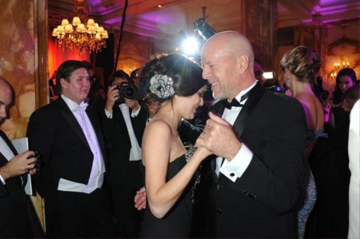 Tallulah Willis, con gái của nam tài tử Bruce Willis trong bản waltz cha và con gái Le Bal 2011.