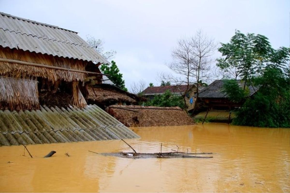 Mưa lớn kéo dài hai ngày qua khiến hơn 3.000 nhà dân xã Phương Mỹ - "rốn lũ" huyện Hương Khê (Hà Tĩnh) ngập lút mái, mọi ngả đường bị chia cắt.