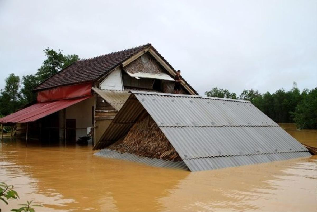 Chiều 15/10, mực nước ở Phương Mỹ có dấu hiệu dừng lại sau hai ngày dâng cao. Tuy vậy, đến khuya, trời đổ mưa trở lại. 