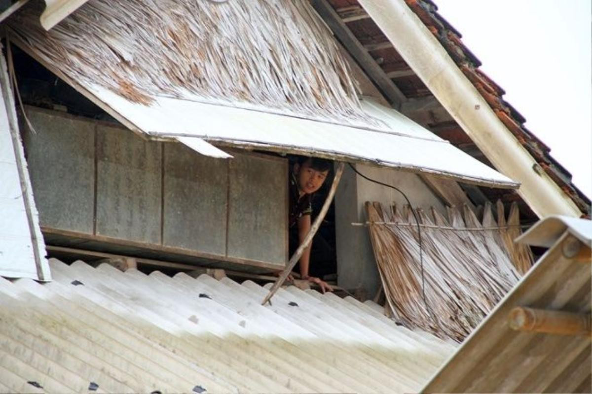 Xã Phương Mỹ có hàng trăm nhà bị ngập sát mái. Chuẩn bị đón nhận việc này, mỗi gia đình khi làm nhà đều có một cửa xép nhỏ để dễ dàng nhận tiếp tế từ bên ngoài.