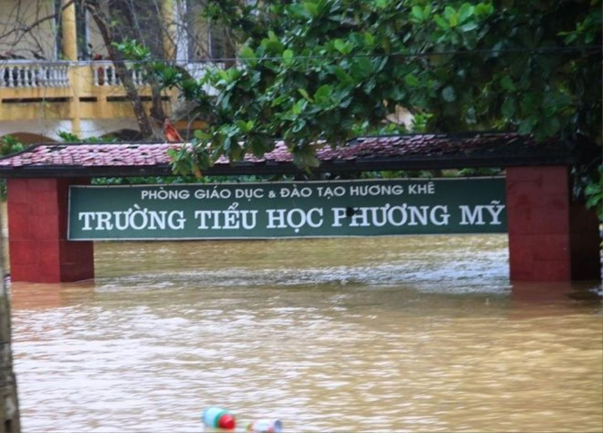 Trường tiểu học Phương Mỹ ngập ngấp nghé tấm biển trường. Huyện Hương Khê đã cho học sinh nghỉ học để đảm bảo an toàn.