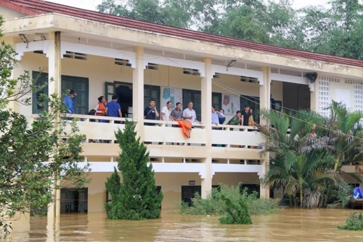 Chiều 16/10, nước lũ ở huyện Hương Khê (Hà Tĩnh) vẫn rất cao. Nguyên nhân là thủy điện Hố Hô tiếp tục xả lũ khiến nước không rút mà còn có dấu hiệu dâng cao. Nhiều người dân xã Phương Mỹ đứng trên tầng hai của trường học mong ngóng chờ cứu trợ.