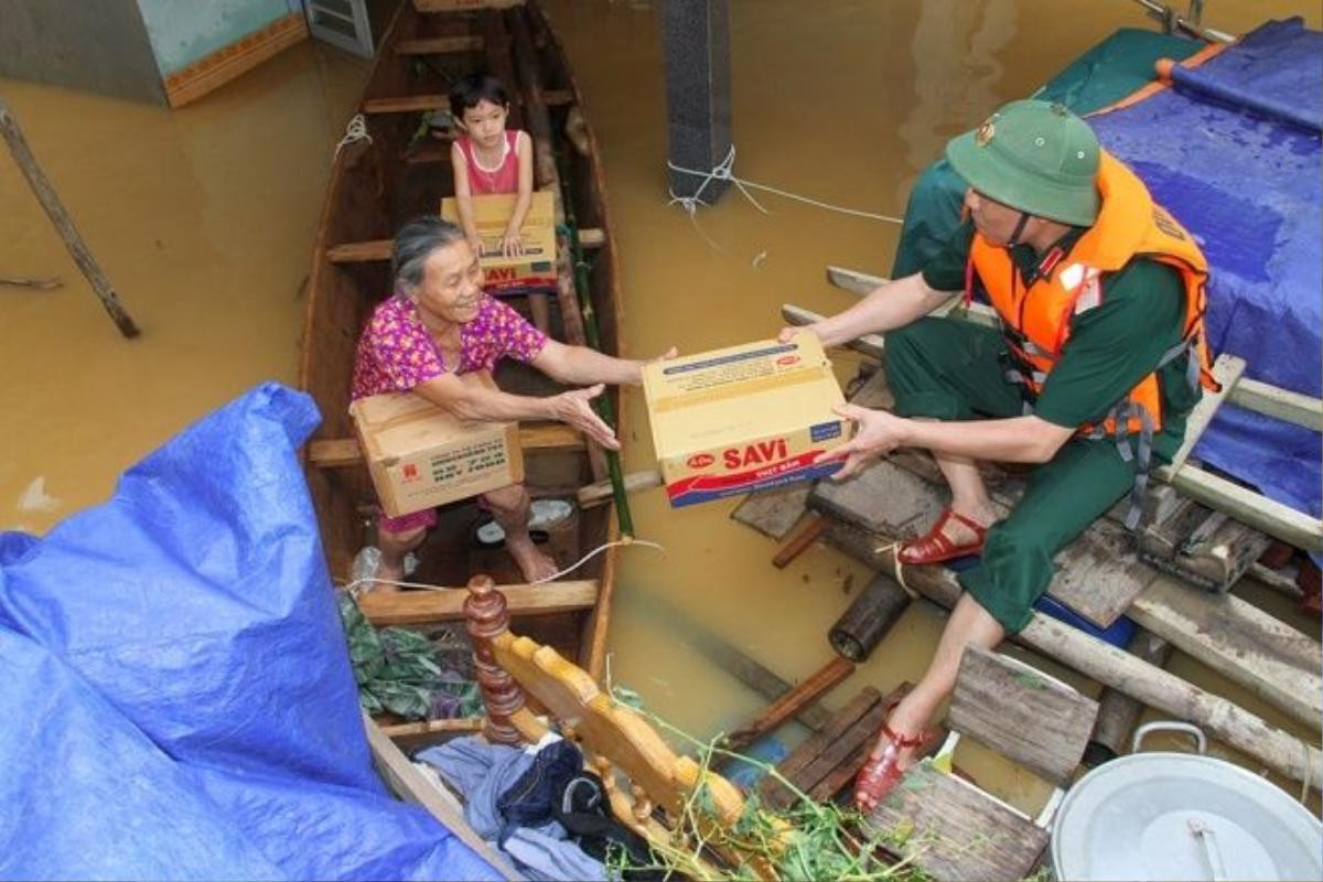 Đợt lũ này, nhà anh Hồ Xuân Sinh, xóm Ấp Tiến (xã Phương Mỹ) bị thiệt hại nặng. "Ba con trâu của gia đình đưa lên vùng cao để tránh lũ thì bị tàu hỏa tông chết cả ba", mẹ của anh Sinh vừa nhận hàng cứu trợ vừa nói.