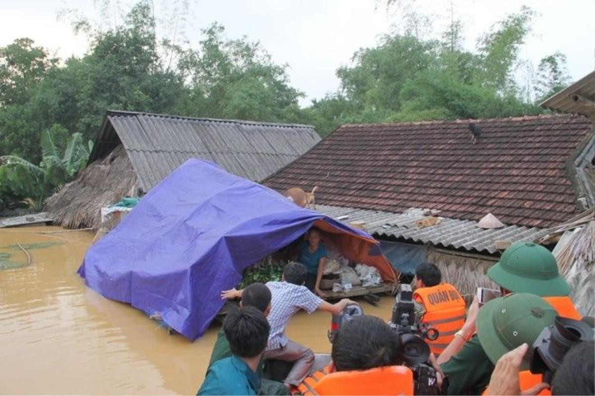 Nhà bà Nguyễn Thị Liễu (64 tuổi, trú xã Phương Mỹ) bị nước tràn vào ngập hết đồ đạc. Không còn chỗ sinh sống, bà cùng các con dựng chòi nhỏ giữa "biển nước" để trú ngụ. 