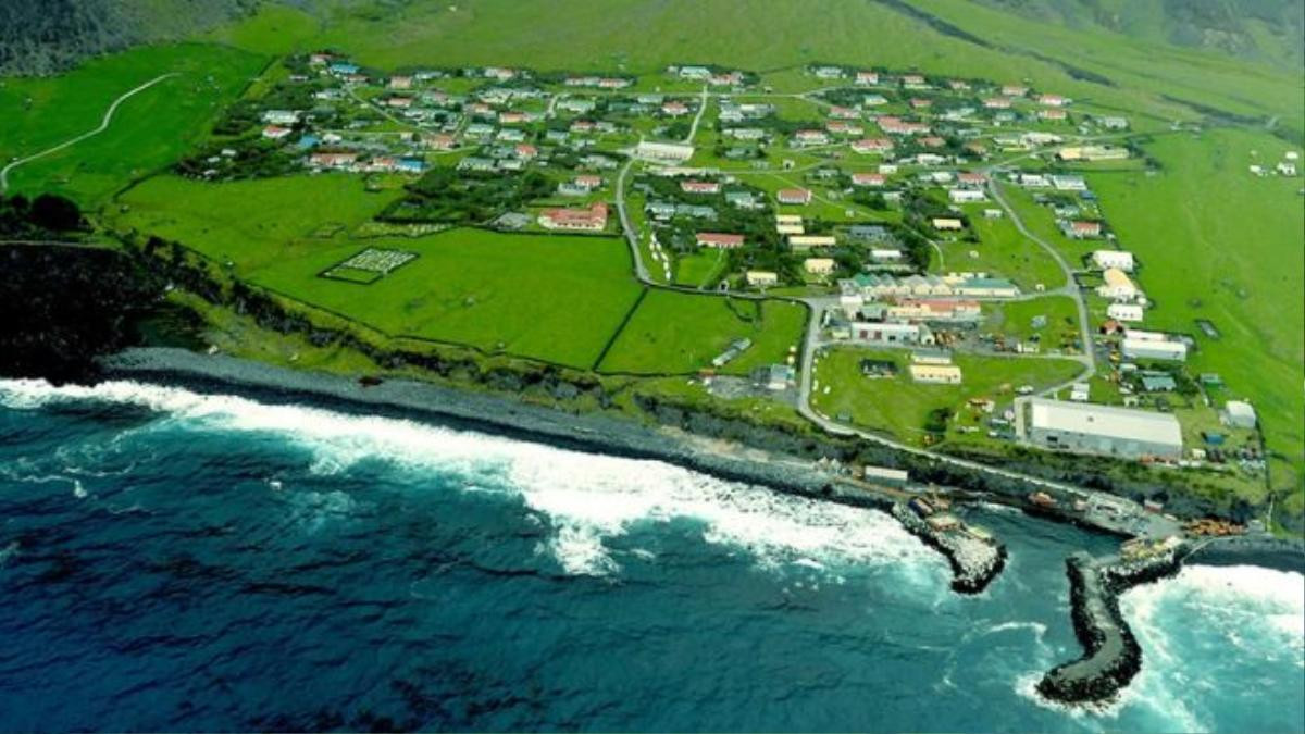 1. Tristan da Cunha: Đây được coi là nơi khó tiếp cận nhất thế giới. Quần đảo Tristan da Cunha ở phía Nam Đại Tây Dương là nơi có người ở cách xa đất liền nhất, với dân số 266 người. Mặc dù Tristan vẫn có quyền tự chủ, đảo này là một phần lãnh thổ ở hải ngoại của Anh. Ảnh: Ribacompetitions.