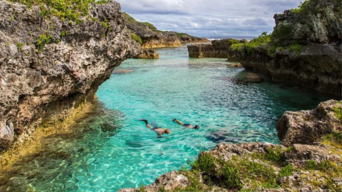 Quốc gia độc lập Niue sở hữu những bãi biển cát trắng, các tour du lịch ngắm cá voi, hang động… phong phú. Nơi đây thu hút khách du lịch chủ yếu từ Australia và New Zealand. Ảnh: Squarespace.