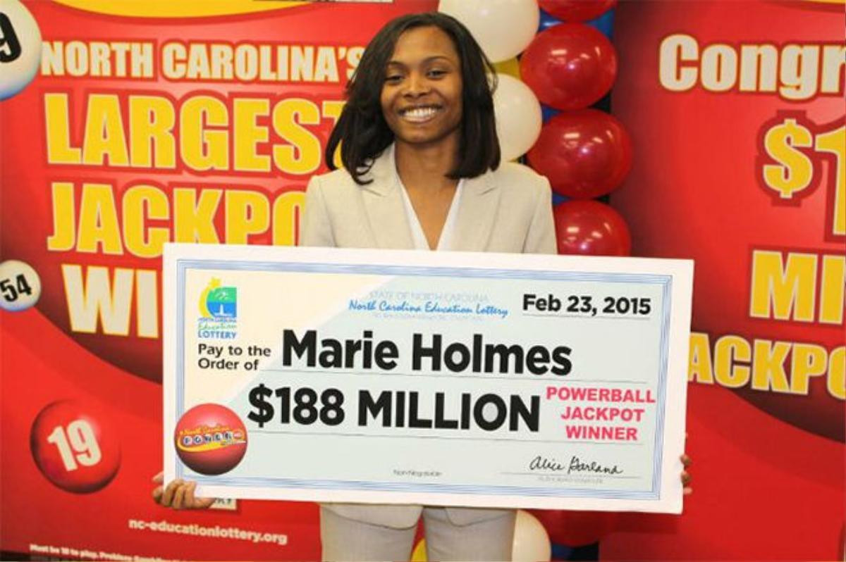 Marie Holmes, 26 tuổi, một phụ nữ đơn thân có 4 đứa con ở Bắc Carolina đổi đời khi trở thành một trong 3 người thắng giải thưởng 564 triệu USD của Powerball hồi tháng 2/2015. Hai người còn lại giữ kín danh tính. Ngay sau khi nhận về số tiền thưởng 188 triệu USD, Holmes đã chi 21 triệu USD để bảo lãnh cho người bạn trai bị cáo buộc buôn ma túy 3 lần được tại ngoại. Cô còn mua cho anh này một chiếc đồng hồ Rolex nạm vàng và kim cương 15.000 USD, một chiếc xe tải, đồng thời tậu nhà mới trị giá hàng trăm nghìn USD để cả hai chung sống. Ảnh: Ratchet Queens