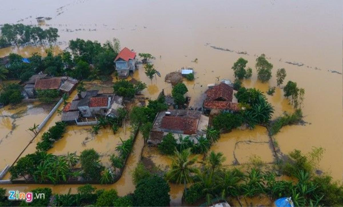 Nước ngập bốn bề, giao thông khó khăn, sóng lại đánh mạnh nên những người đã đi di tản vẫn chưa thể trở về dọn dẹp để ổn định cuộc sống. 