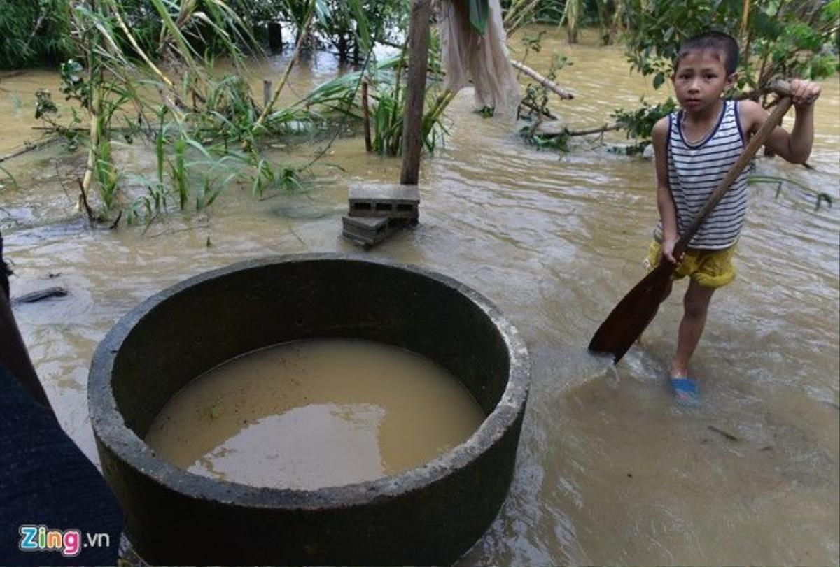 Tại đây, các giếng nước bị nước lũ tràn vào nên không thể sử dụng được. 