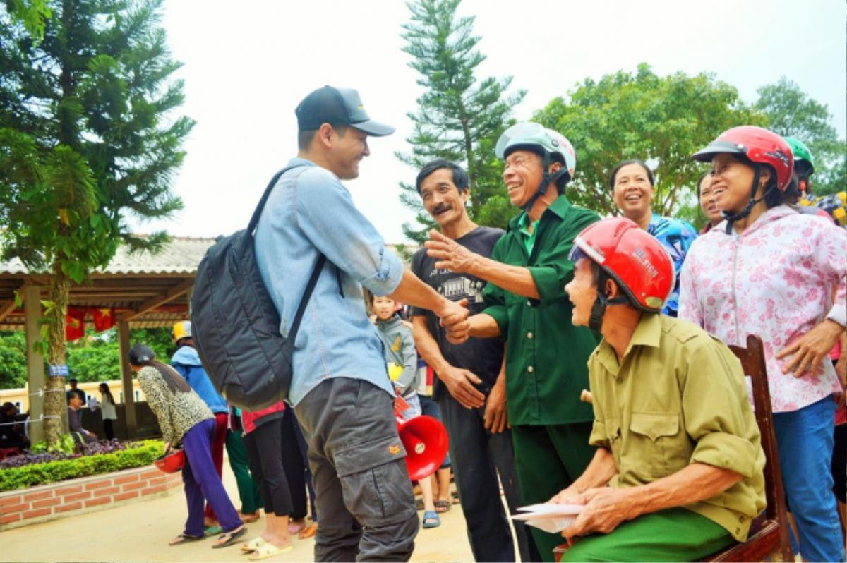 Anh nhận được nhiều tình cảm của người đân địa phương.