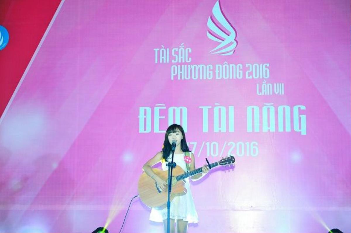 Tiết Mục “You belong with me” cùng chiếu guitar siêu đáng yêu qua sự thể hiện của nữ sinh Đỗ Hoàng Vân.