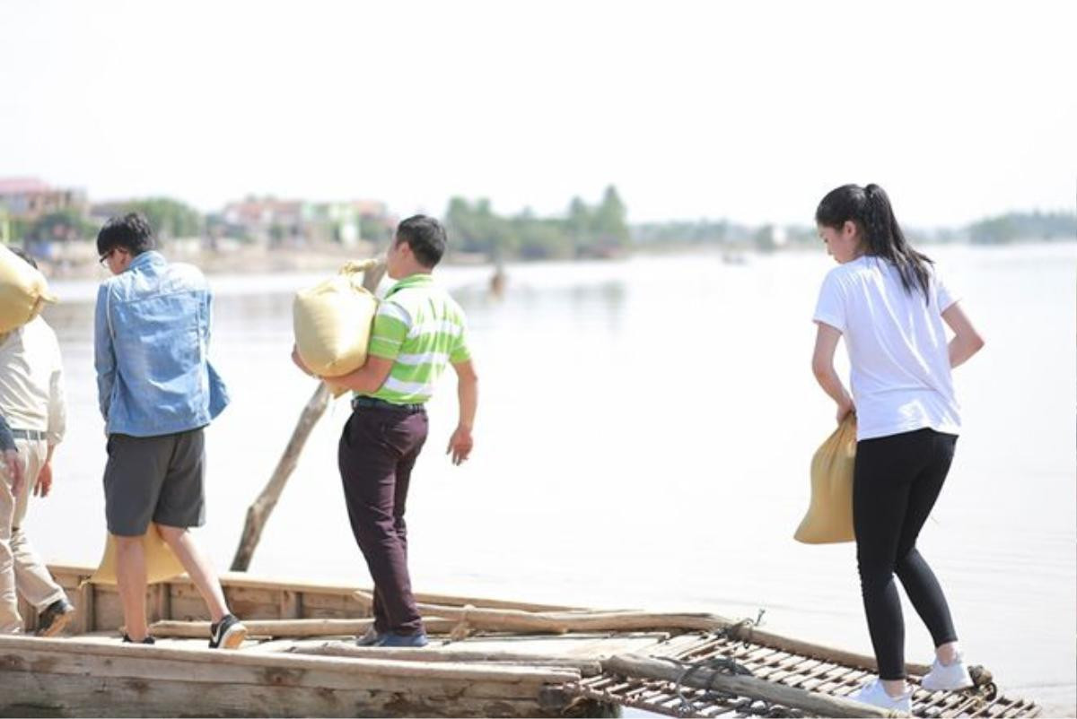 Cô cùng mọi người khuôn đồ lên thuyền để di chuyển vào vùng thiệt hại nặng nề của lũ.