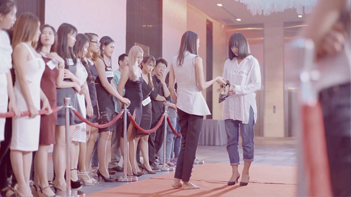 Lan Khuê sẵn sàng cởi giày, nhường cho Mai Ngô tỏa sáng trên sàn catwalk.