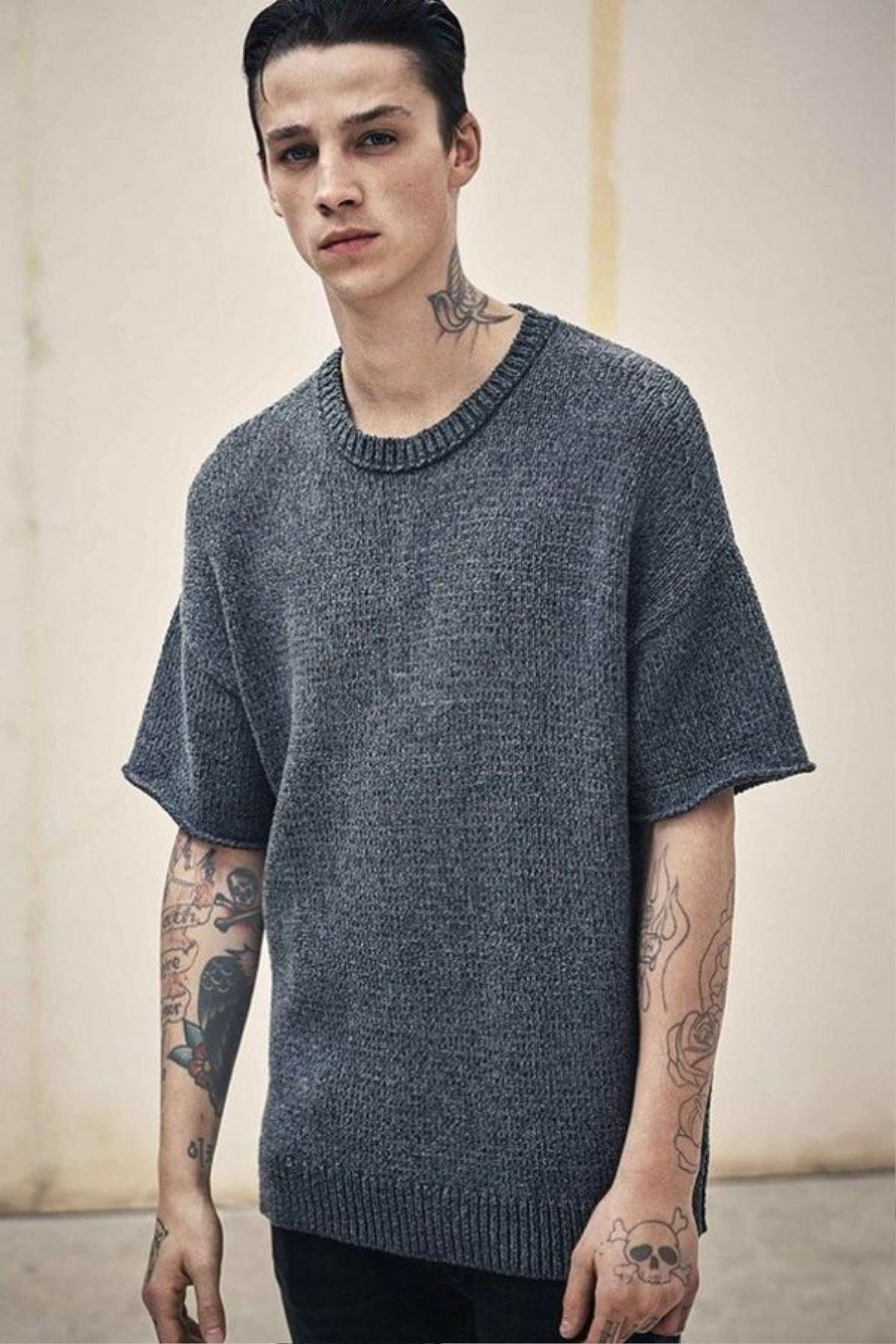 Được phát hiện tài năng năm 17 tuổi, Ash Stymest lần đầu tiên ra mắt làng mẫu thế giới trên trang bìa tạp chí Vogue Nhật Bản. 