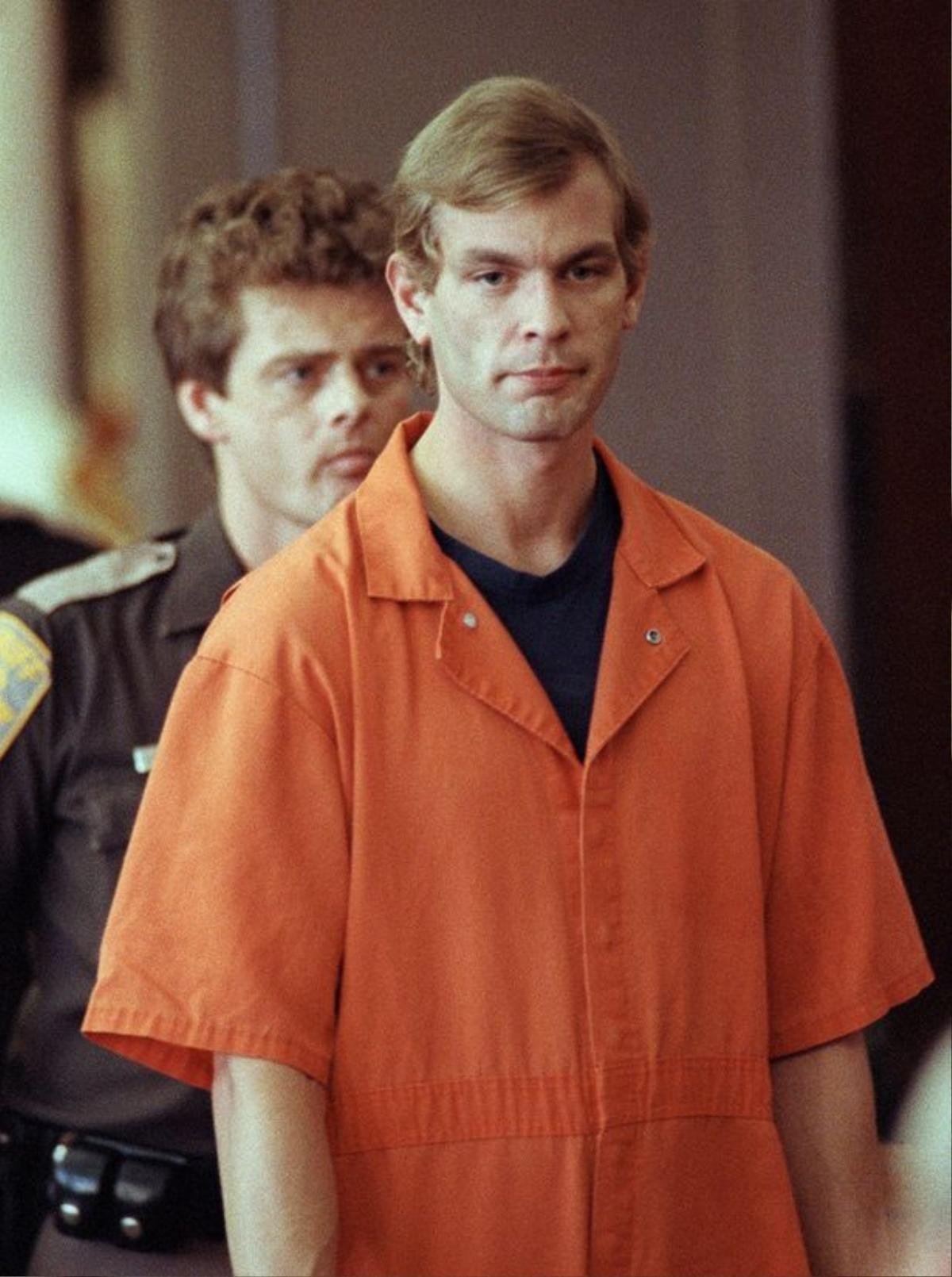 Tổng cộng Jeffrey Dahmer đã lĩnh án 957 năm tù.