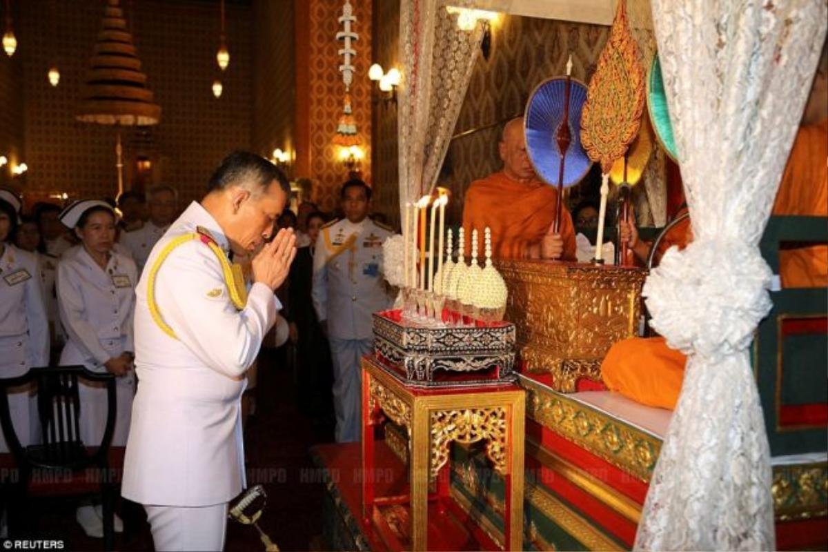 Thái tử Maha Vajiralongkorn viếng vua cha.