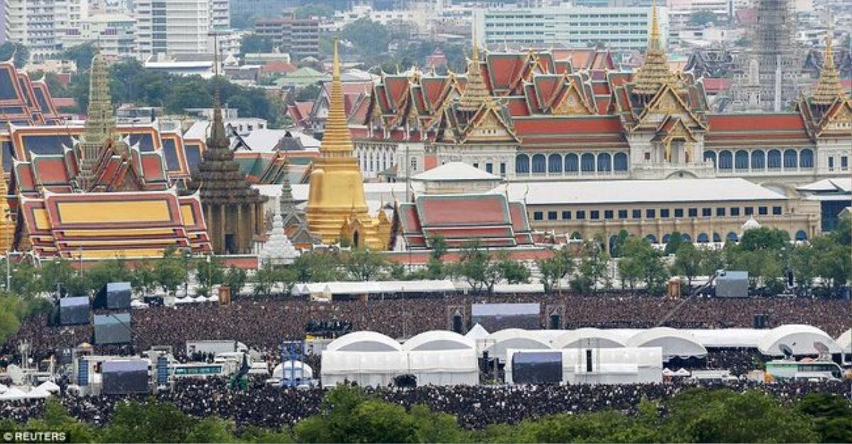 Đức vua Bhumibol Adulyadej sinh ngày 5/12/1927, qua đời ngày 13/10/2016, hưởng thọ 88 tuổi.